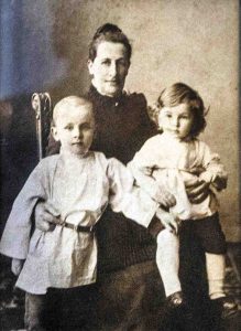 Мария Волжина, мать Екатерины Павловны, с внуками — Максимом Пешковым и Шуриком Богдановичем — племянником Горького