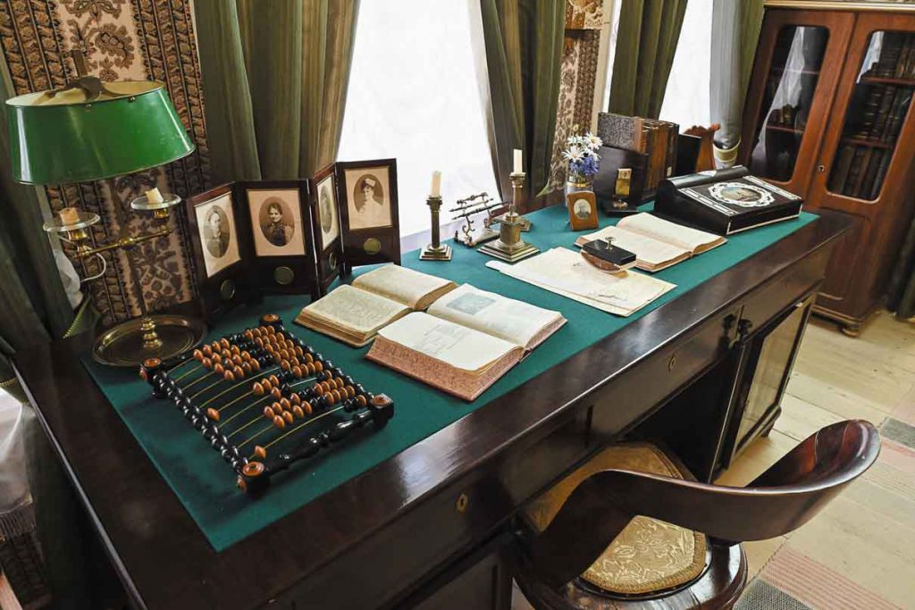 Любимый стол Островского был сделан крестьянином из села Николо-Бережки, в его создании драматург принимал деятельное участие