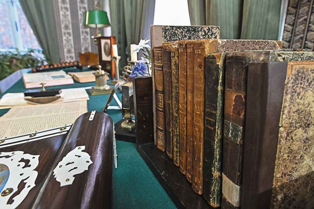 Островский умер в своем кабинете за рабочим столом