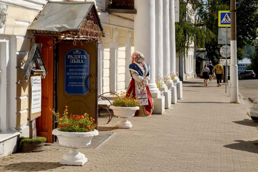 Нет, это не музей — просто магазин одежды, костромской бутик