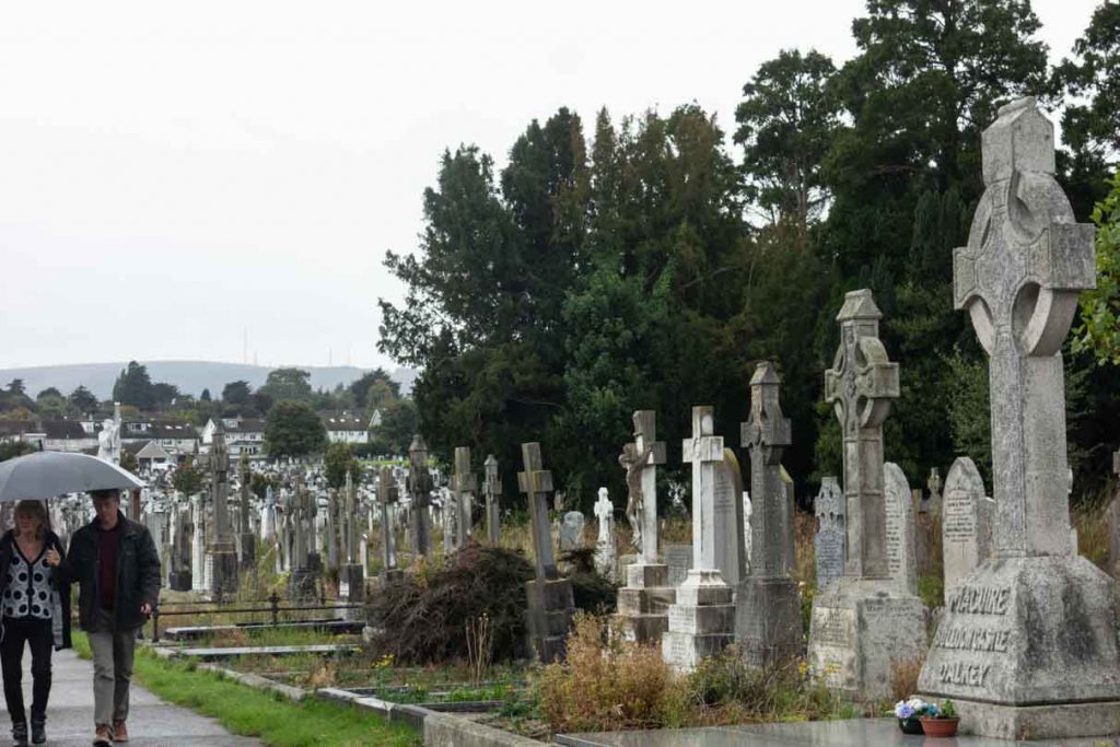 На Динсгрейндж я застал похороны. И снова в момент погребения родственники смеялись, будто делились веселой историей об ушедшем