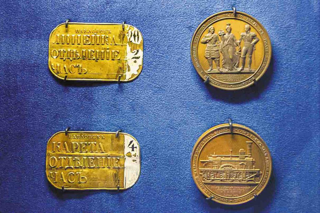 Так выглядели билеты первой русской железной дороги СанктПетербург — Павловск в вагоны "линейка" и "карета"