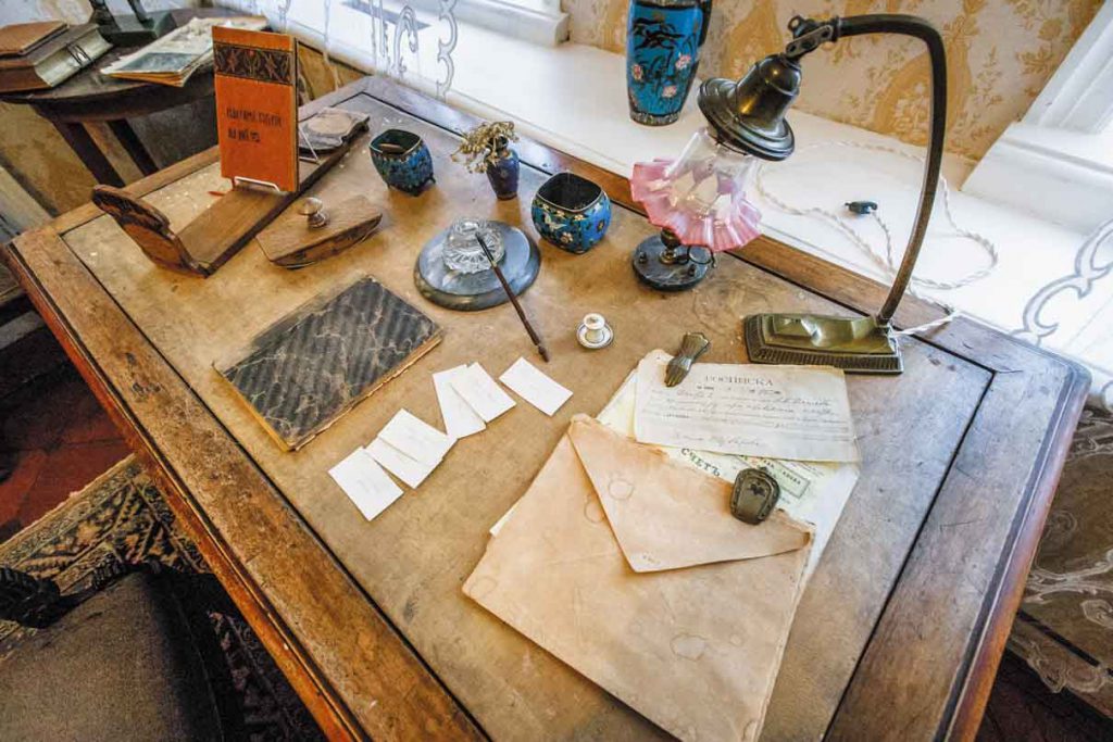 Хрустальная фигурная чернильница с мраморной подставкой и визитные карточки Екатерины Пешковой