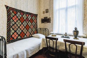 Скромная обстановка комнаты для гостей