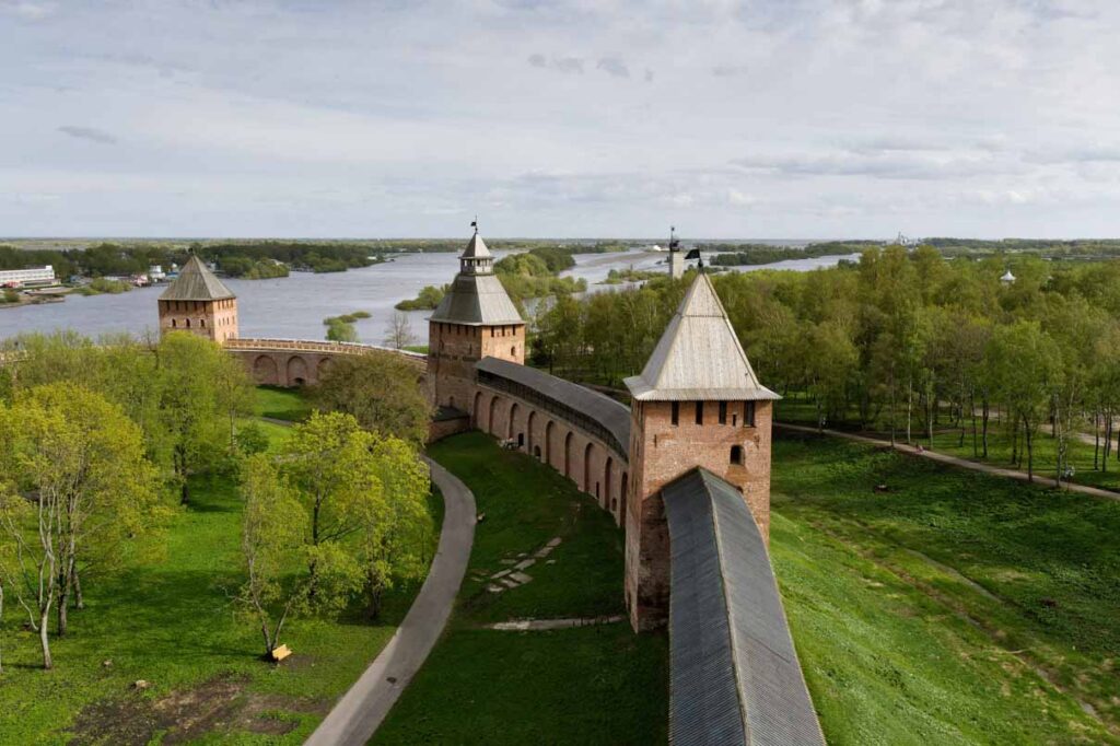Новгородский Детинец сегодня окружен девятью башнями