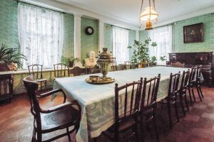 За этим столом шли жаркие споры об искусстве, литературе и политике