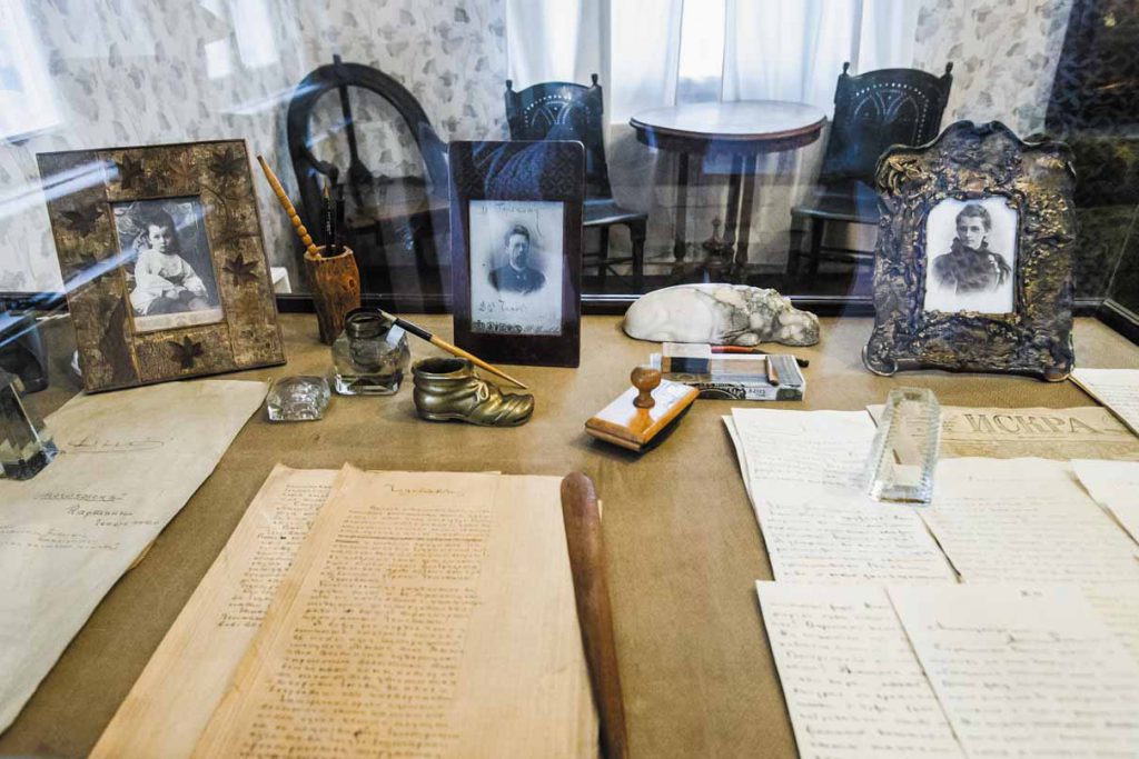 На столе фотографии сына, Максима Пешкова, А.П. Чехова и Екатерины Павловны