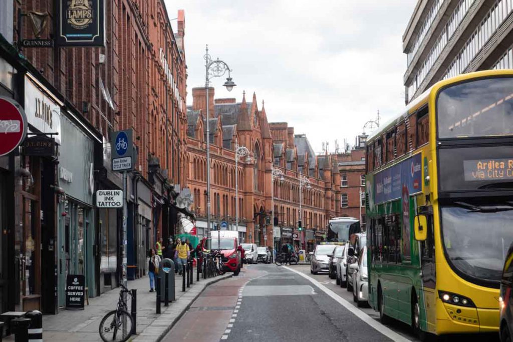 Кварталы из красного кирпича в центре — социальное жилье, построенное филантропом Эдвардом Гиннессом на рубеже XIX–XX веков