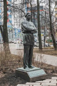 Памятник Горькому работы Алексея Щитова установлен в Ковалихинском сквере