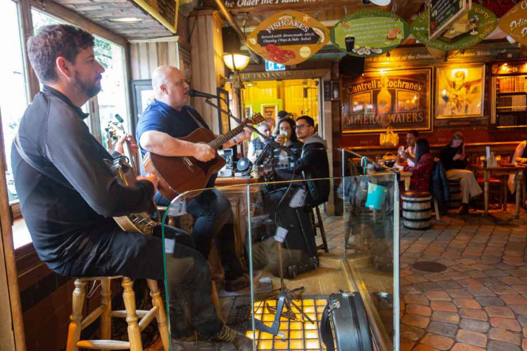 В пабах любят и залихватски отплясывать, поэтому музыкантов отгораживают стеклом, чтобы в экстазе ктонибудь на них не завалился