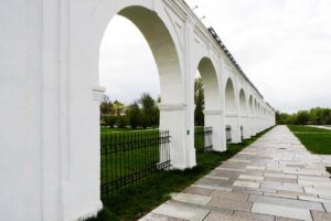 В XVII веке на Торговой стороне был построен Гостиный двор. После войны восстановили только аркаду