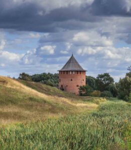 В Алексеевской (Белой) башне сегодня работает музей, здесь можно посмотреть древнерусское оружие и полюбоваться сквозь бойницы на Волхов