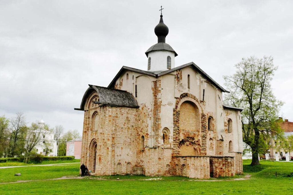 Церковь Параскевы Пятницы сильно выделяется на фоне окружающих ее белоснежных храмов