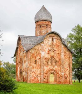 Храм Петра и Павла в Кожевниках прост и скромен, но способен завладеть вниманием путешественников надолго