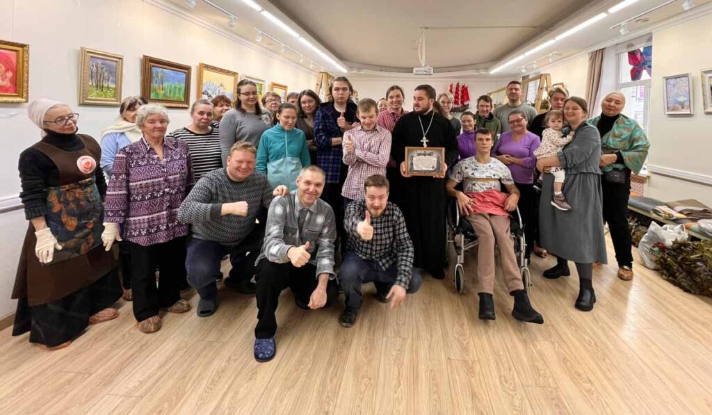 Коллективное фото с отцом Владиславом и матушкой Надеждой