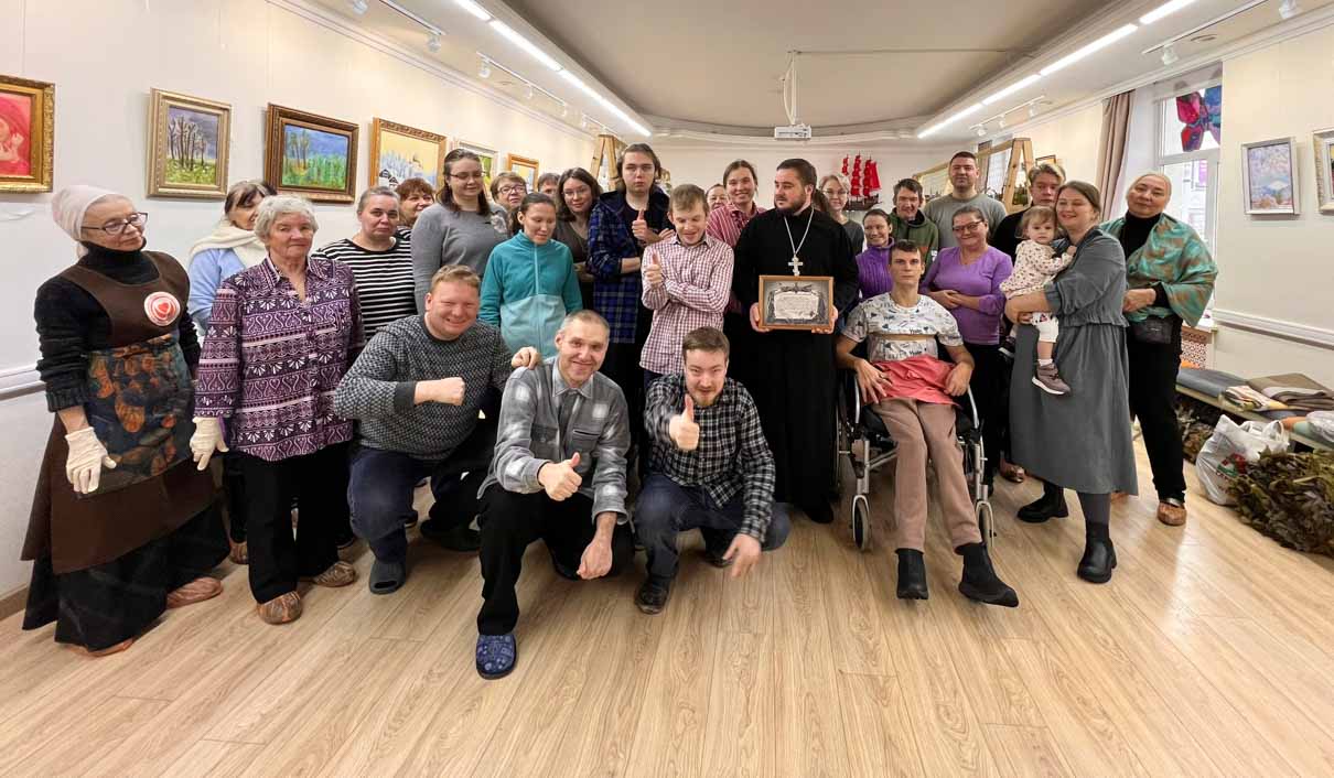 Коллективное фото с отцом Владиславом и матушкой Надеждой