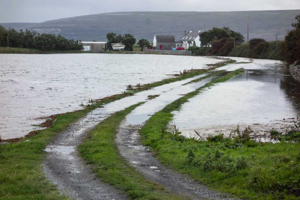 Приливы на побережье порой такие, что заливает дорогу к дому