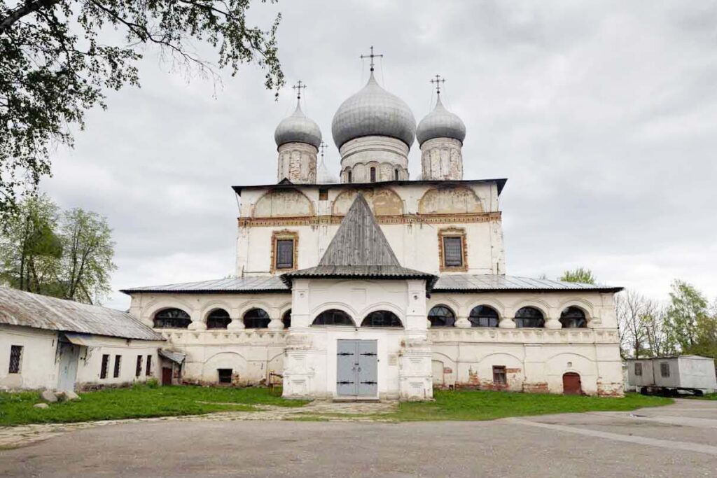 Знаменский собор выглядит почти заброшенным, трудно представить, что в нем работает музей
