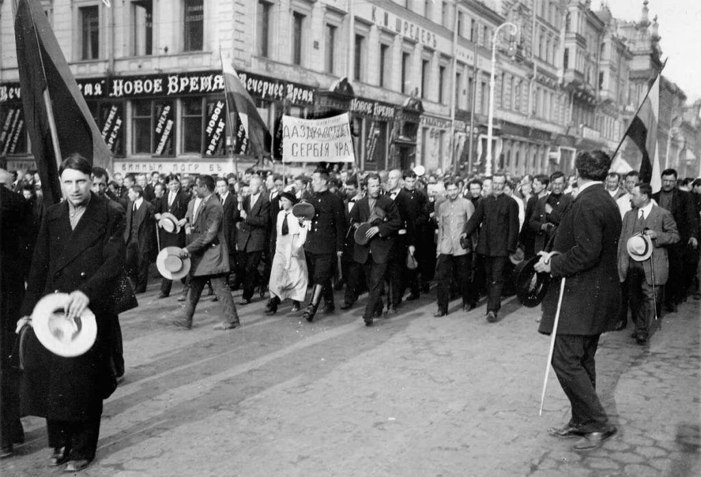 Манифестация на Невском проспекте в связи с отклонением ультиматума Австро-Венгрии Сербии. 28 июля 1914 года