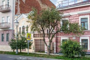 Ильина улица – одна из центральных артерий города, но до чего же здесь тихо и малолюдно!