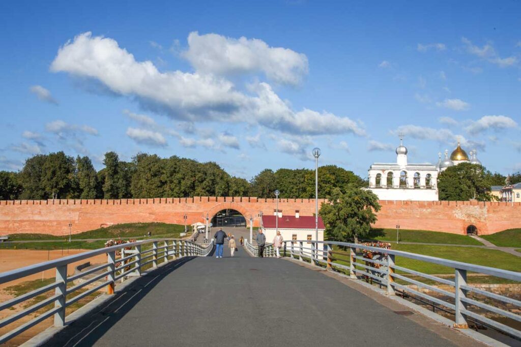 Современный мост через Волхов стоит на том же месте, что и древний, упоминающийся в летописях XII века