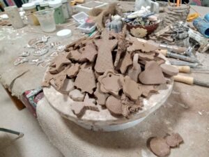 Рождественские игрушки из керамической мастерской