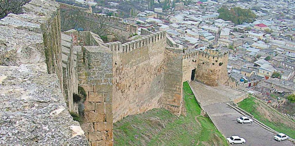 Вид на Дербент со стен цитадели. Сюда по просьбе Никитина «ездил на гору» посол ширваншаха «человаться» за попавших в плен русских купцов