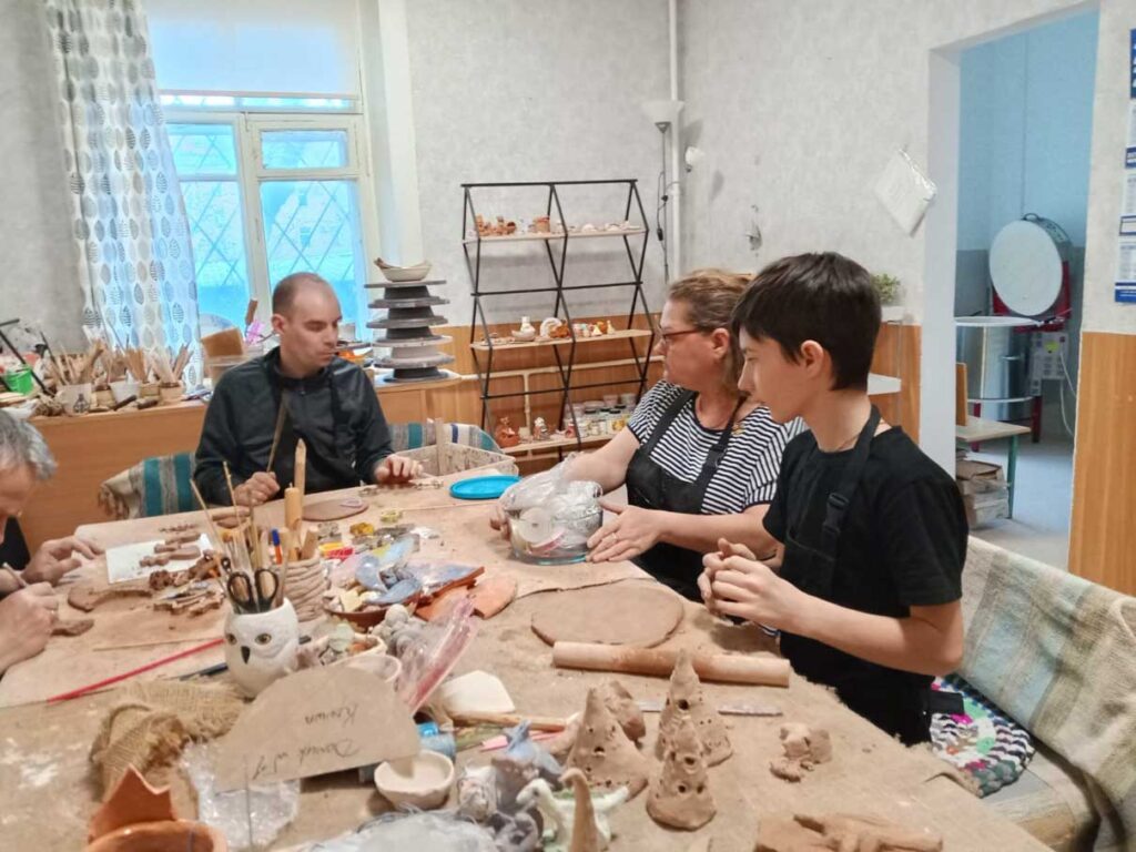 Работа с глиной требует усидчивости!