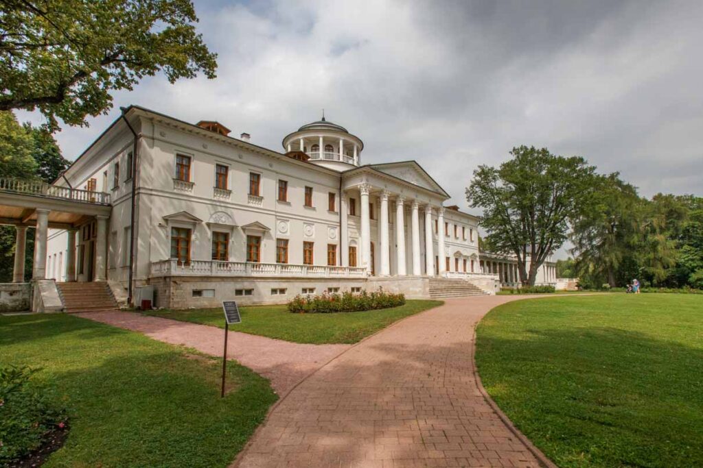 Усадьба Остафьево построена в конце XVIII века князем А.И. Вяземским. Государственный музей-заповедник "Остафьево" — "Русский Парнас". Москва