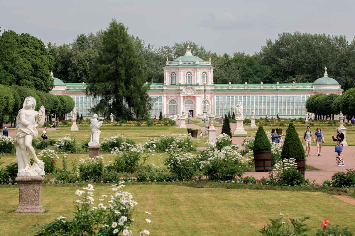 В усадьбе Кусково, принадлежавшей графам Шереметевым, сохранился архитектурно-художественный ансамбль XVIII века. Государственный музей-заповедник "Останкино и Кусково". Москва