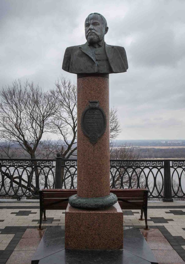 Не так давно на набережной установили бюст Дмитрия Сироткина