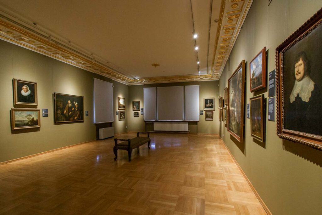 После реставрации стены музея обрели первоначальный цвет