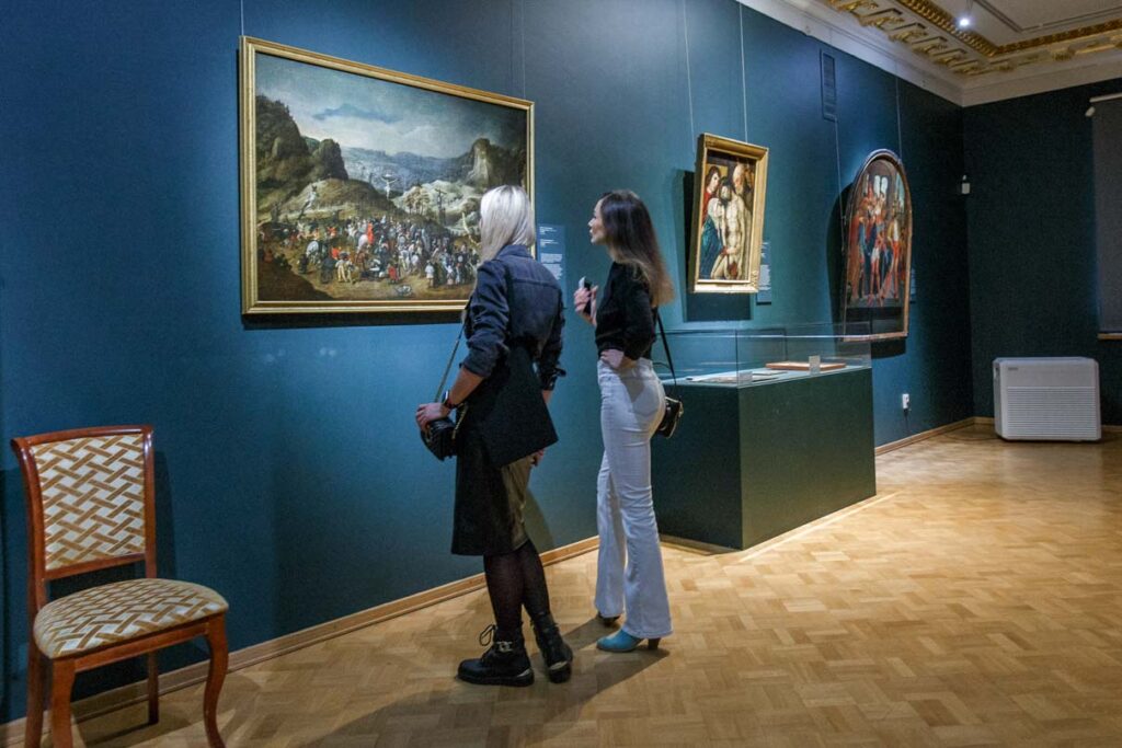 Посетители музея подолгу стоят перед картинами, стремясь отыскать все заложенные в них художниками смыслы