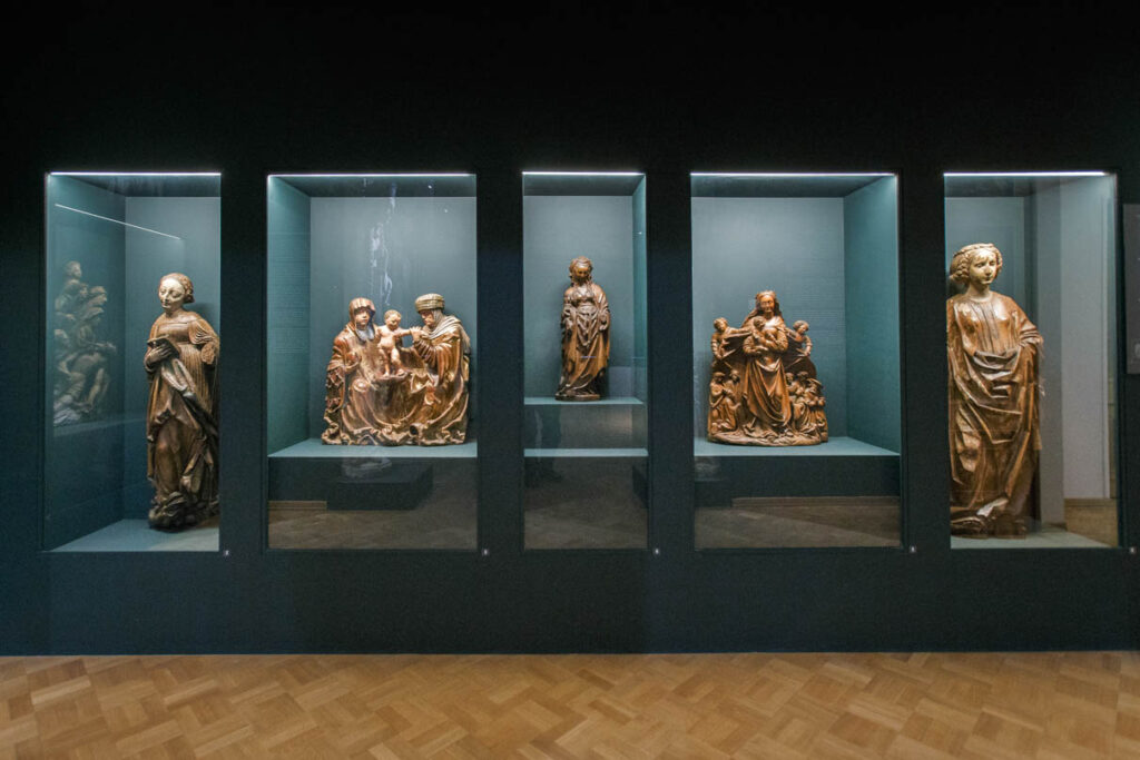 Большой раздел экспозиции музея представляют деревянные скульптуры