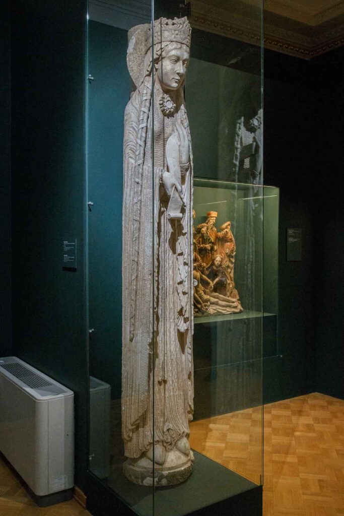 Скульптура "Царица Савская". Этот слепок с оригинала церкви Нотр-Дам де Корбей создан в мастерской Музея сравнительной скульптуры в парижском районе Трокадеро. 1914 год