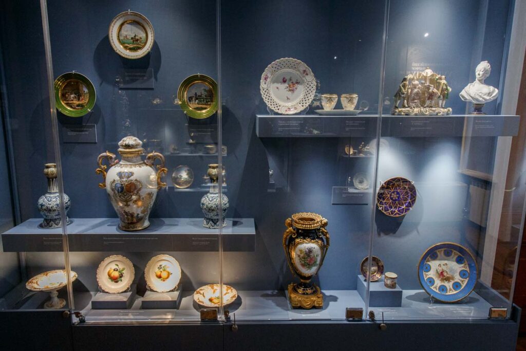 В коллекции музея большое собрание мейсенского фарфора