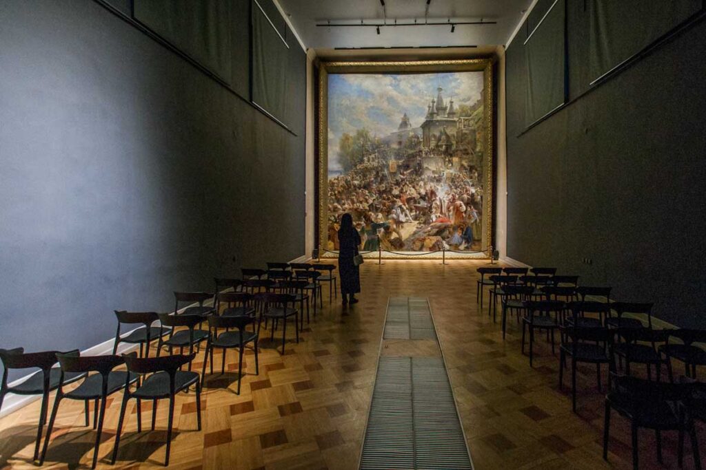 В зале, где размещена картина Константина Маковского "Воззвание Минина", часто проходят лекции на темы искусства