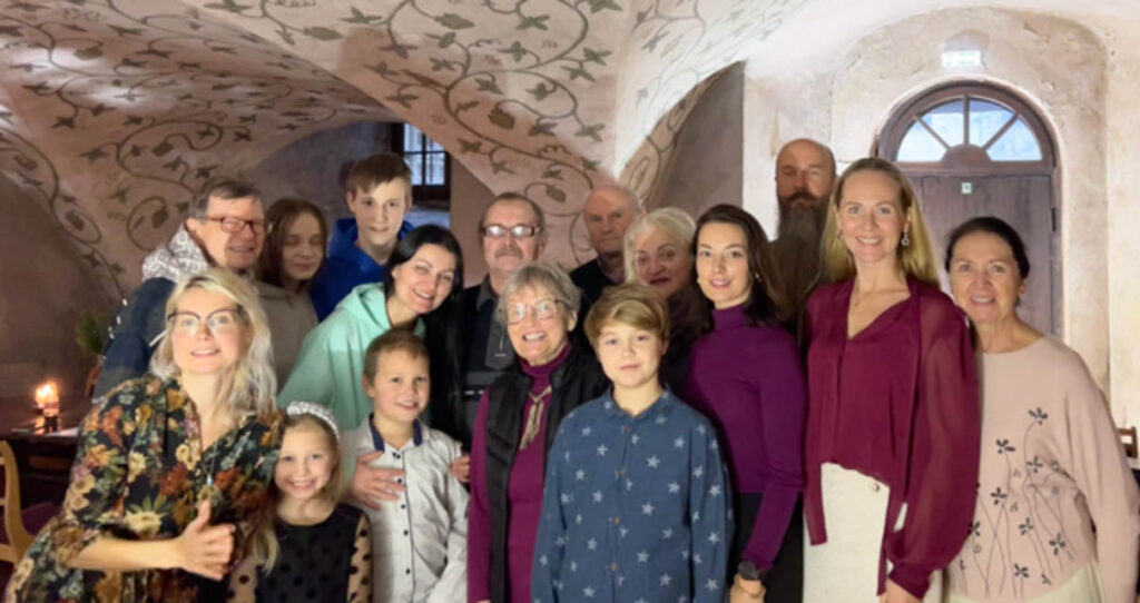 Мария Файн (в центре) с латвийской семьей. 2023 год