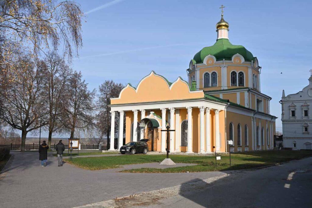 Христорождественский собор на территории кремля тоже не раз получал помощь благотворителей Рюминых