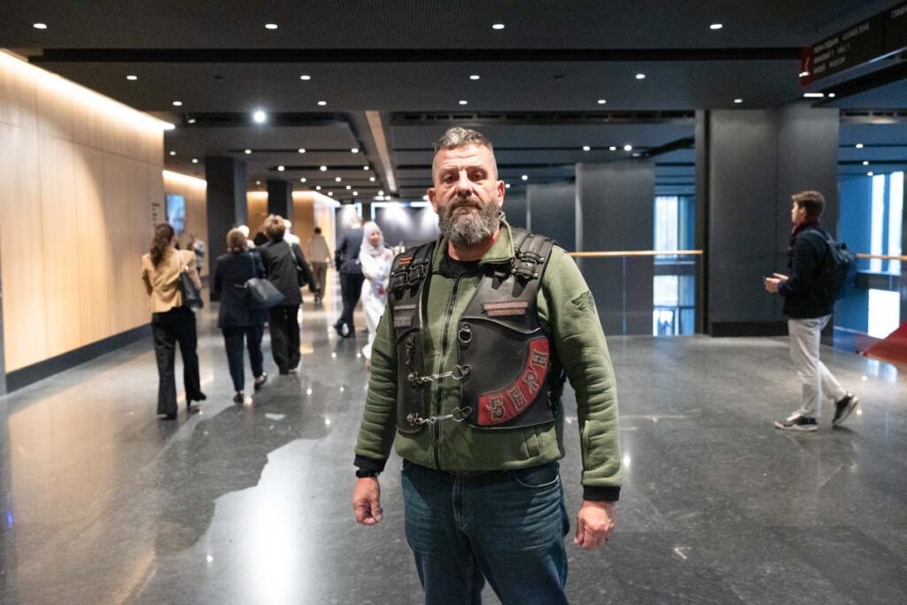 На Ассамблее Русского мира участник-байкер сильно выделялся среди других гостей