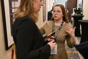 Пиар-менеджер проекта Татьяна Корчагина (справа) делится новыми идеями с Натальей Широковой