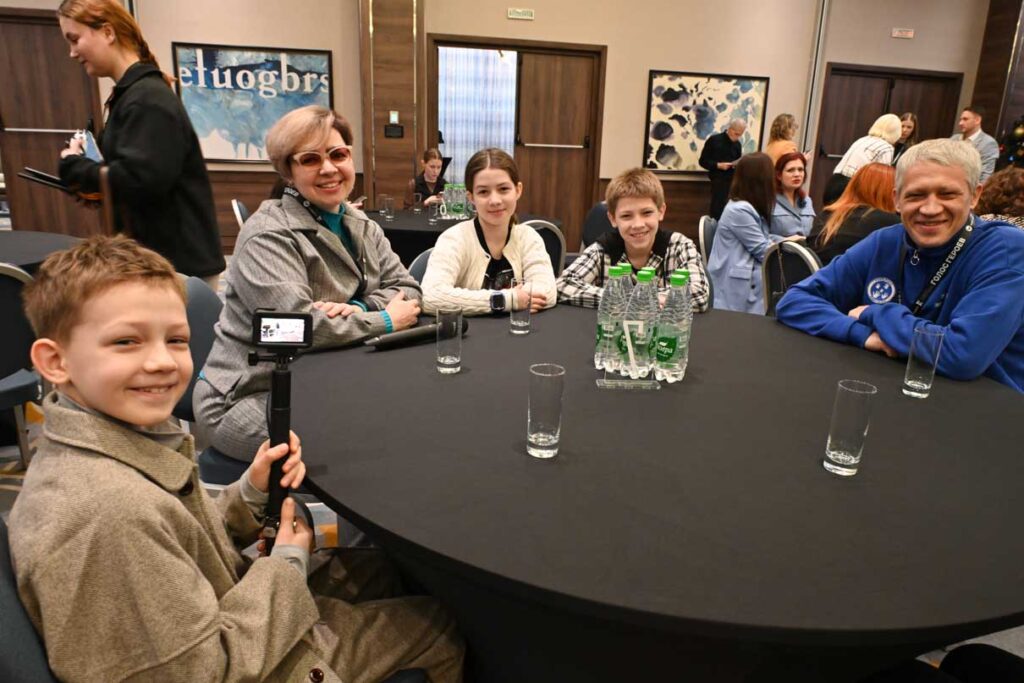 Победители в номинации "Герои семьи" Герман Кутарай и Татьяна Болдырева. Они ведут блог Family Patrol о спортивных буднях своей многодетной семьи