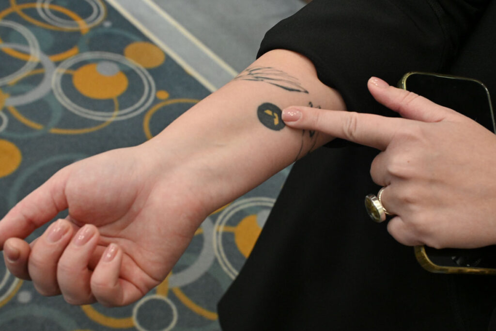 Татуировка Натальи Широковой с символом проекта