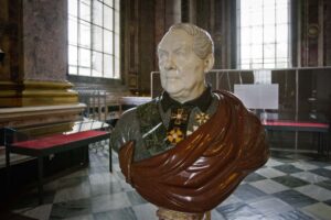 Бюст Огюста Монферрана работы А. Фолетти установлен в Исаакиевском соборе