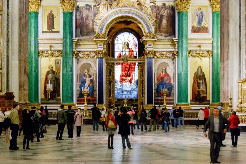 Главный иконостас Исаакиевского собора. В раскрытые Царские врата виден запрестольный витражный образ "Воскресение Иисуса Христа"