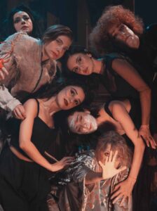 При всей загруженности театра работают в нем всего 22 актера