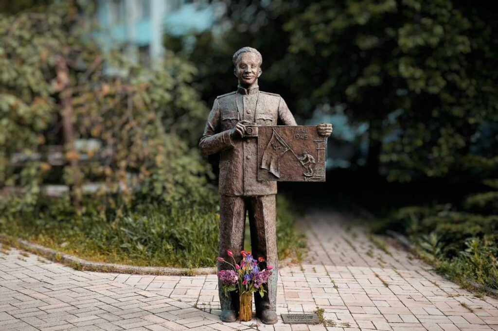 Памятник советскому военному фотокорреспонденту Евгению Халдею в центре Донецка.