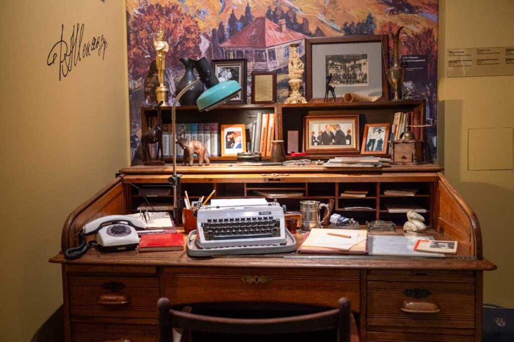 Кабинет русского и абхазского классика Фазиля Искандера зрители посещают перед спектаклями