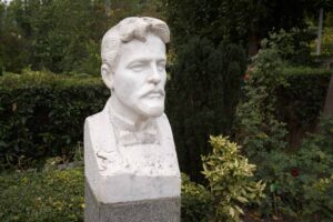 Дом-музей А. Чехова, Ялта. В саду дома-музея установлен бюст А.П. Чехова