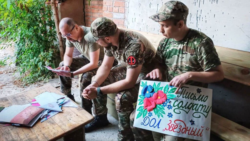 Солдаты из батальона Илии Муромца читают письма